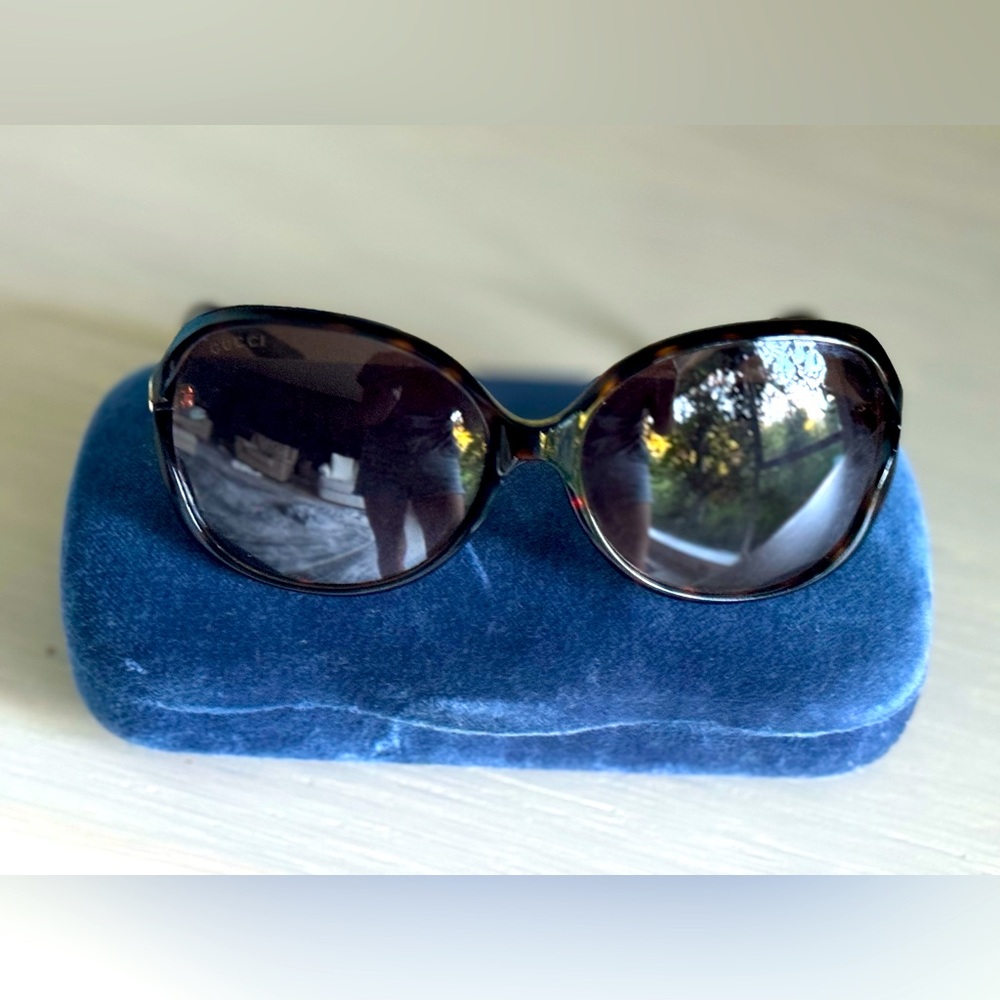 Gorgeous authentic Gucci sunglasses. Great condition!